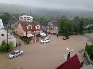 В одному із населених пунктів області вода з потічків залила вулиці