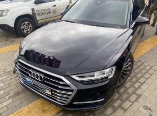 Розстріляли автомобіль першого помічника Зеленського Сергія Шефіра: фото з місця події