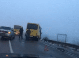 Біля Ужгорода маршрутка пробила відбійник та мало не впала з мосту