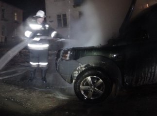 Вночі згорів елітний "Лендровер" 26-річного жителя Виноградівщини