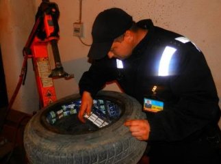 Прикордонники Мукачівського загону виявили контрабандні цигарки у колесах автомобіля