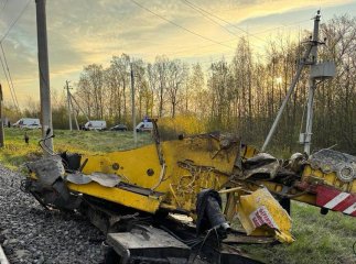 Аварія на залізниці: потяг Київ-Ужгород зіткнувся з автокраном