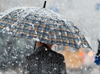 Синоптики прогнозують на сьогоднішній вечір сильний дощ, із середи різке похолодання, а у четвер мокрий сніг