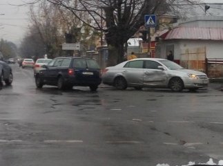 В Ужгороді не розминулись "Тойота" та "Фольксваген"