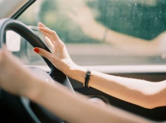 У Мукачеві жінка-водій накоїла біди. Наразі її розшукують