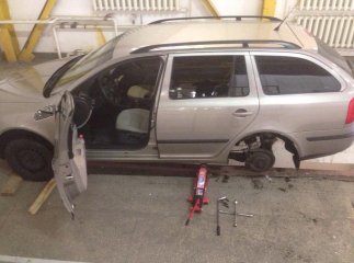 Понад півтисячі пачок сигарет угорець приховав у колесах і днищі автомобіля