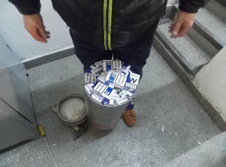 Чоловік, щоб перевести через кордон сигарети, умудрився сховати їх у газовому балоні