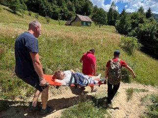 Впала і зламала ногу: на Рахівщині жінка потребувала допомоги