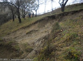 На Закарпатті зсув грунту пошкодив житловий будинок (ФОТО)