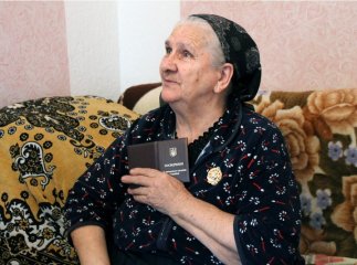 Жительці Виноградівщини Ганні Онисько вручили посвідчення "Матері-героїні"