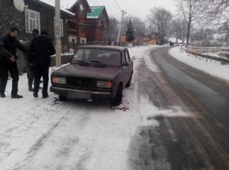 7-річна дівчинка, перебігаючи вулицю, потрапила під колеса автівки. Дитина у реанімації