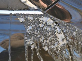 У Мукачеві невідомі облили кислотою автомобіль слідчої