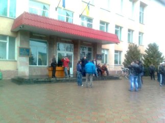 Іршавська РДА в облозі, люди вимагають розпуску Партії регіонів