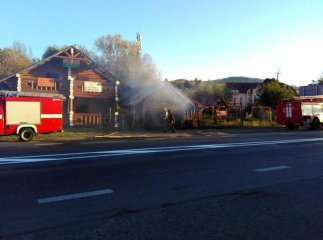 На виїзді з Мукачева горять дерев’яні будиночки