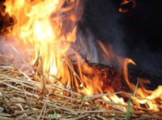 У Дубині горіли сіно та дошки
