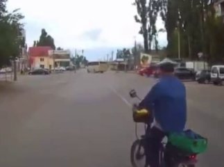 У Берегові «швидка» злетіла з дороги через дідуся на електровелосипеді