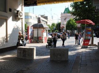 У частині центра Мукачева перекрили проїзд автомобілів. Все для Президента?