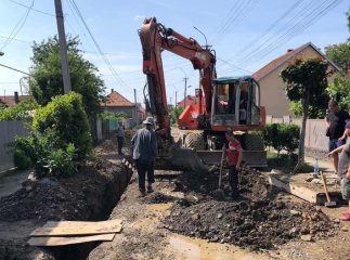 На одній із вулиць Мукачева встановлюють водопровід