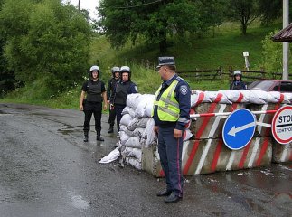 При в’їзді в Закарпаття стоять блокпости: область охороняють правоохоронці (ФОТО)