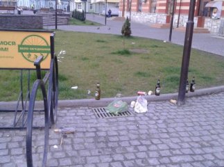 Пляшки, бите скло, посуд, недопалки: у мережі показали фото стану центру Хуста після ночі