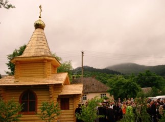 На високогір’ї Березнянщини освячено деревяну каплицю