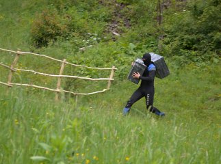 Закарпатські та румунські прикордонники затримали двох водолазів-контрабандистів