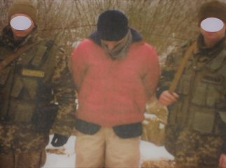 Прикордонники затримали неподалік кордону чоловіка. Той каже, що він турист, а не нелегал