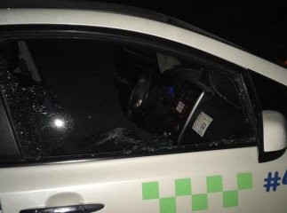 6 потрощених машин за місяць: у Мукачеві невідомі "взялись" за нову службу таксі