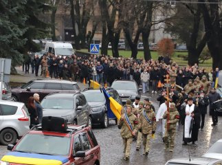 Життя обірвала ворожа куля: на Закарпатті поховали військового
