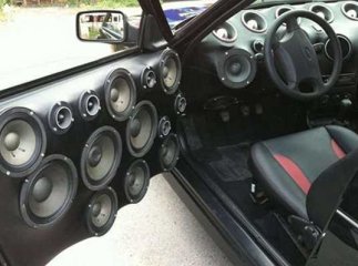 У кого найголосніше в авто грає музика, найкращий тюнінг та найнижча посадка: незвичні змагання в Ужгороді