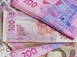 Поки дідусь готував гості каву, та викрала з тумбочки всі заощадження літнього чоловіка