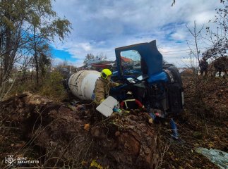 Бетонозмішувач злетів у кювет, а водія затисло в кабіні: на Берегівщині сталася ДТП