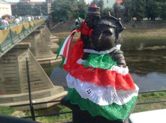 Ужгородську Свободку одягнули у сукню кольорів угорського прапора