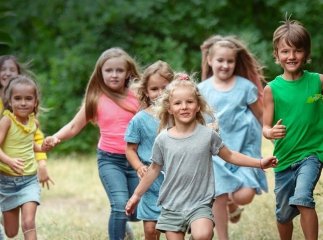 Батькам нарахують гроші для купівлі путівок на відпочинок для дітей: хто отримає