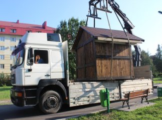 Дерев’яні будиночки у мукачівському парку "Перемога" перенесли