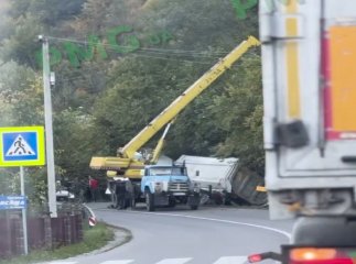 На Рахівщині зерновоз опинився у кюветі: деталі