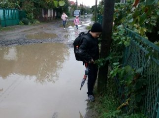 "До школи в обхід калюж": ужгородець сфотографував квест свого сина, як той йде на навчання