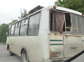 Фейсбук облетіли фото автобуса, який сфотографували на одній із доріг Закарпаття