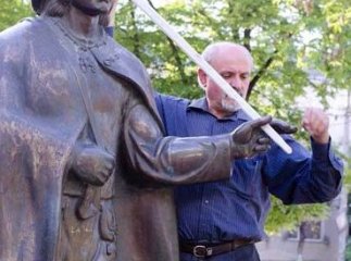 У Перечині повернуть палицю пам’ятнику листоноші Федору Фекете, що вже багато років стоїть без неї