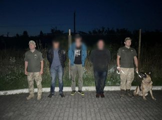 Тікали вночі, щоб їх не помітили: в області попереджувальними пострілами зупиняли кількох чоловіків Тікали вночі, щоб їх не помітили: в області попереджувальними пострілами зупиняли кількох чоловіків
