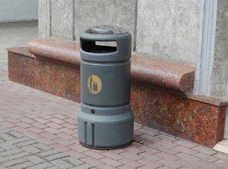 Фахівці перевіряють наявність поруч із закладами торгівлі сміттєвих урн