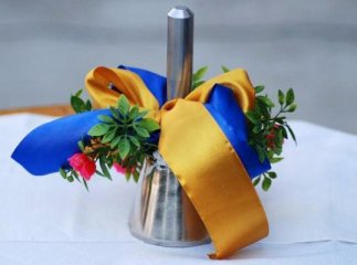 Випускники 11-ї школи Ужгорода на останньому дзвонику змінили одну з традицій