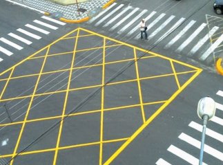 Що означає жовта коробчаста розмітка на дорозі