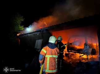 Уночі запалав гараж поруч із будинком на Мукачівщині