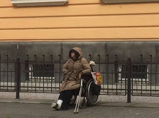 Жителі Берегова скаржаться на неадекватну поведінку жінки-візочниці