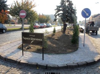 Як у Мукачеві площу Тараса Шевченка облагороджують: фоторепортаж із місця