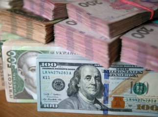 Гривня знецінилась відразу на 44 копійки відносно долара та на 53 копійки відносно євро