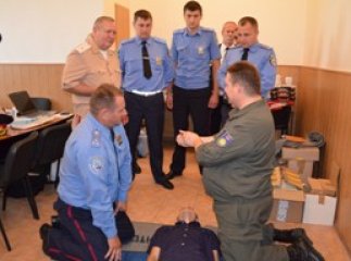 Парамедики з Австрії навчають закарпатських інспекторів ДАІ надавати першу медичну допомогу