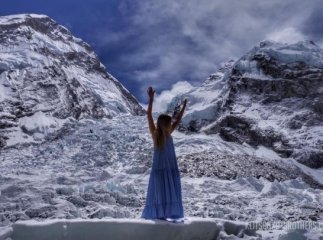 Мукачівка Ірина Галай здивувала фотосесією у вечірньому платті на висоті понад 5 тисяч метрів