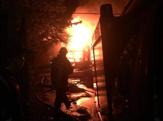 У Мукачеві горіли гаражі з автомобілями